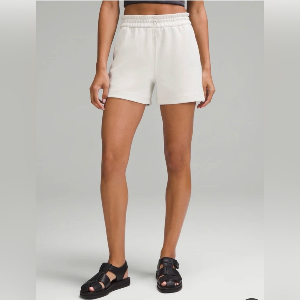 Lululemon Softstream Shorts High Rise 4” Inseam Color Bone Size 2 Soft w/Pockets